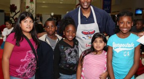 Atlanta Hawks (@ATLHawks) Team Up With The United Way This Thanksgiving