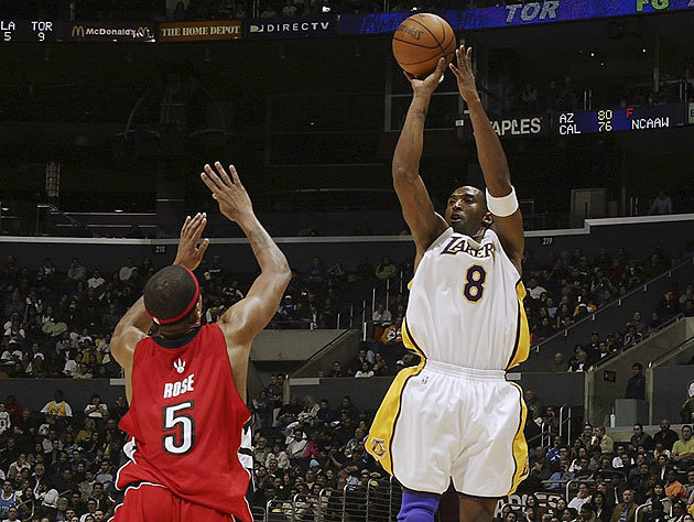 Kobe-Bryant-hits-Jalen-Rose-with-a-little-of-that-extra-cheese.-Getty-Images Remembering History: Watch Kobe's (@KobeBryant) Historic 81 Point Performance  