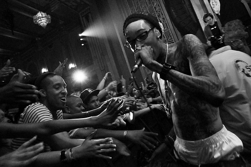 A Fan Gets Speared While Trying To Jump On Stage With Wiz Khalifa (Video) via @NicBoyd24