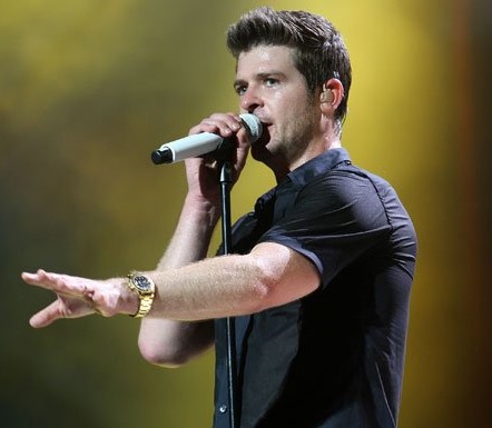 Robin Thicke Raps To Lil Wayne’s “A Milli” Live (Video)