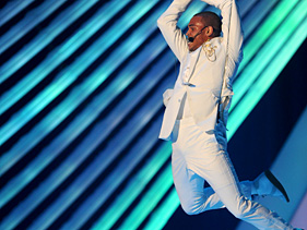 Chris Brown Flying at MTV VMA’s (Video)