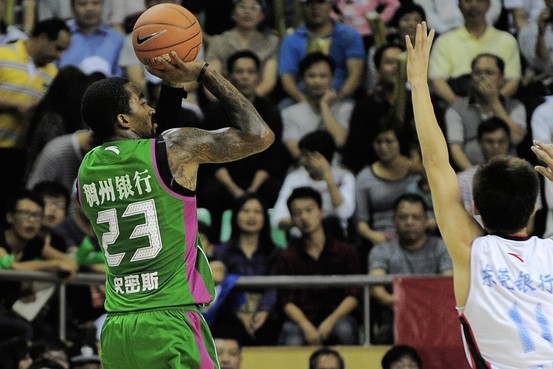 J.R. Smith Gets Injured During The Chinese Basketball Association Season Opener (Video)