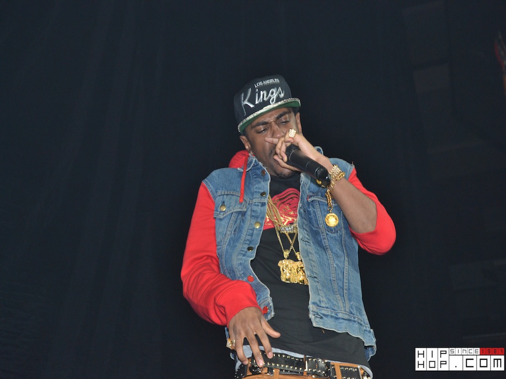 Big Sean (@BIGSEAN) Falls on Stage at Washington State University (@WSUPullman) (Video)