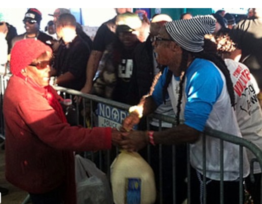 Lil Wayne and Birdman Show Thanksgiving Spirit W/ Turkey Giveaway in New Orleans (Video)