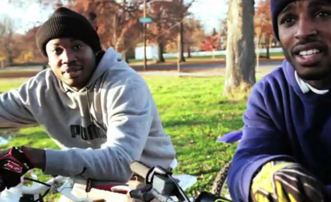 Meek Mill (@MeekMill) ThanksGiving Ride Out In Philly #BikeLife (Video via @RickNyce_Beats)