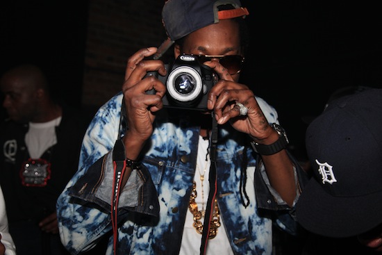 2chainz-camera 2 Chainz (@2Chainz) – Snitches Aint (Remix)  