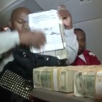 Floyd Money Mayweather Counts 1 Million Dollars While Flying On His Private Jet (Video)