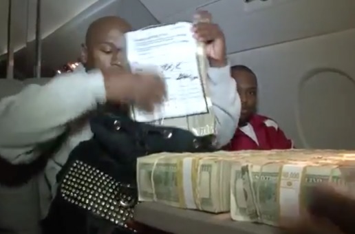 Floyd Money Mayweather Counts 1 Million Dollars While Flying On His Private Jet (Video)