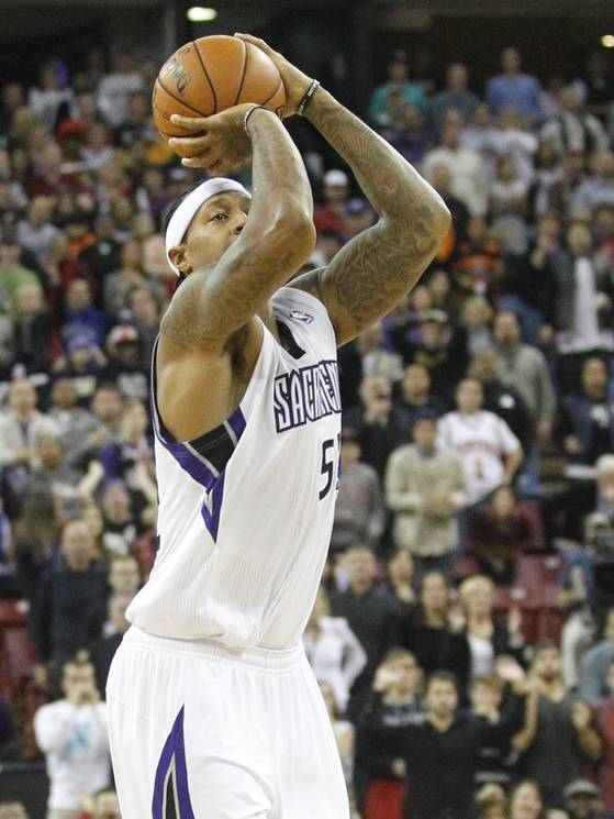 usp-nba_-new-york-knicks-at-sacramento-kings-3_4_r560 Sacramento Kings James Johnson's Buzzer Beater Against The New York Knicks (Video)  