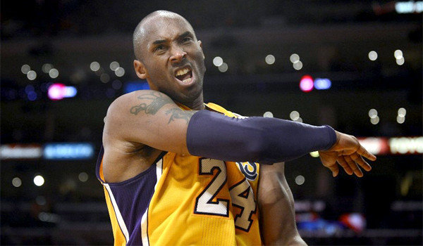 la-sp-kobe-bryant-picture-20121218 Kobe Bryant (@KobeBryant) Flys Past Josh Smith (Video)  