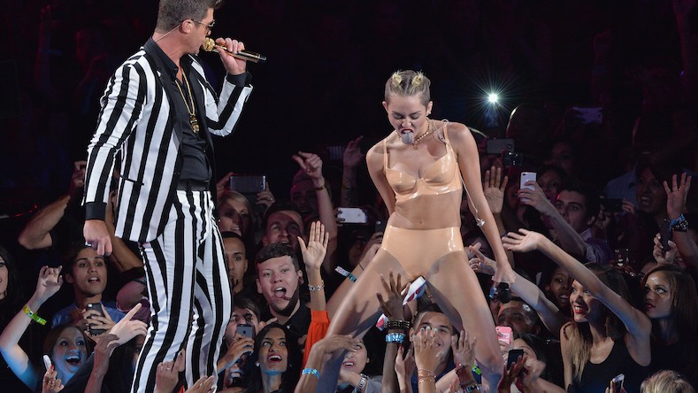 177675347 Miley Cyrus, Robin Thicke, Kendrick Lamar & 2 Chainz – Live At 2013 MTV VMAs (Video)  