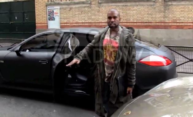 kanywestSHOWSloveHHS1987 Kanye West Keeps It Cool & Pleasant With French Paparazzi (Video)  