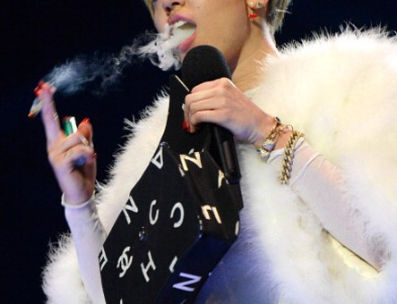 Miley Cyrus Smokes A Joint While Making Her Acceptance Speech at 2013 MTV EMA (Video)