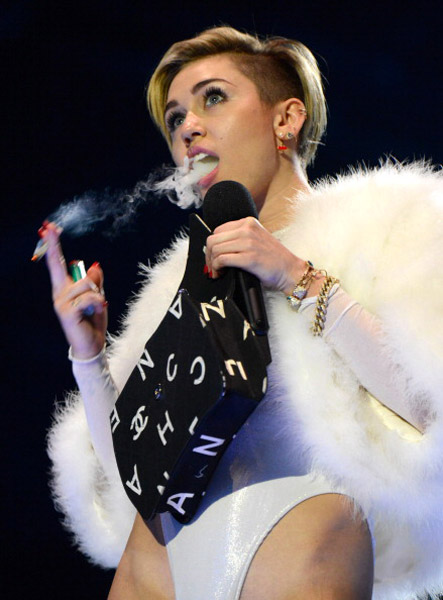 miley-cyrus-smokes-a-joint-while-making-her-acceptance-speech-at-2013-mtv-ema-video-HHS1987 Miley Cyrus Smokes A Joint While Making Her Acceptance Speech at 2013 MTV EMA (Video)  
