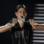 Rihanna – Diamonds (Live At 2013 AMAs) (Video)