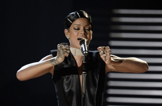 Rihanna – Diamonds (Live At 2013 AMAs) (Video)