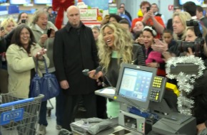 Beyoncé Surprised 750 Walmart Customers with $50 Gift Cards (Video)