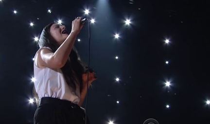 Lorde – Royals (Live At The GRAMMY’s) (Video)