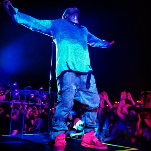 Kanye_West_Red_Octobers Kanye West Autographs Fan's Red Octobers (Video)  