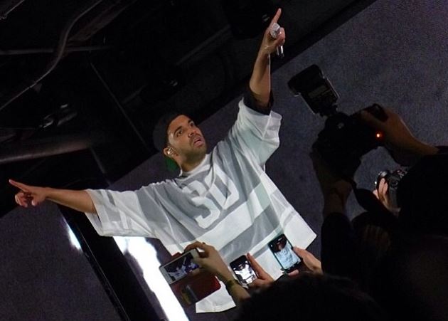drakeperformswemadeitandtrophies Drake Performs Mine, We Made It & Trophies At Revolt TV's Pre-Super Bowl Part (Live In NYC) (Video)  