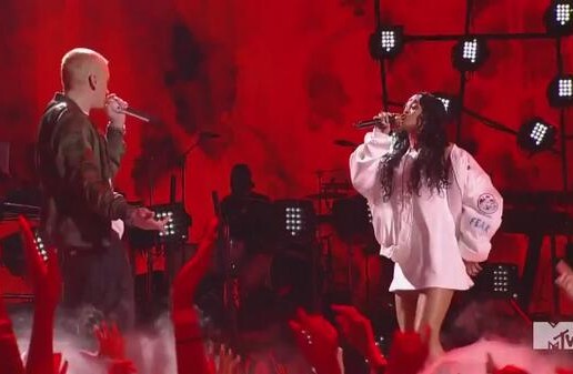 Eminem & Rihanna – The Monster (Live At 2014 MTV Movie Awards) (Video)