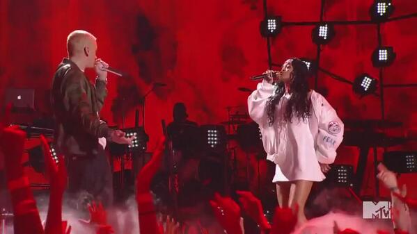 BlJk6YnCcAEmGJ4 Eminem & Rihanna – The Monster (Live At 2014 MTV Movie Awards) (Video)  