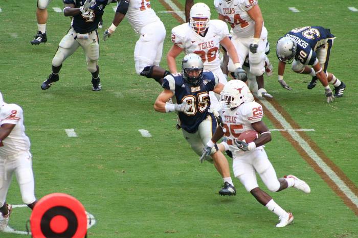 1024px-College_football_-_Texas_Longhorns_vs_Rice_Owls_-_tailback_Jamaal_Charles_rushing_-_2006-09-16 Let These Young Men Get Paid: The University of Texas Agrees To Pay Student-Athletes 10k Each  