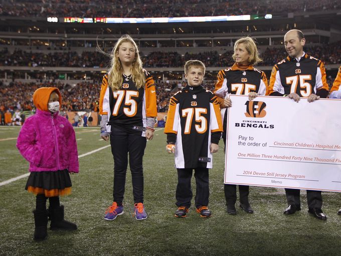 635509071208427233-bengals-11-2014.11.06 Daddy's Little Girl: Leah Still Attends The Cleveland Browns vs Cincinnati Bengals Game To See Her Dad Play For The First Time (Video)  