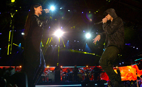 Eminem & Rihanna – Monster (Live At Concert For Valor) (Video)