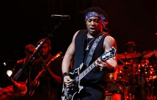 D’Angelo – How Does It Feel (Live At The Apollo Theater) (Video)