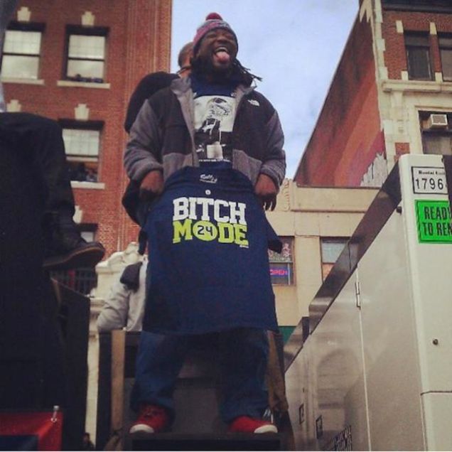 lze1jvuvntqcjx0rkzkc LeGarrette Blount Trolls Marshawn Lynch With A "Bitch Mode" Shirt During The Patriots Super Bowl Parade (Photo)  
