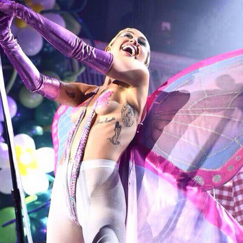 miley-1-500x500 Miley Cyrus Covers Khia's "My Neck, My Back" In A Recent Performance!  