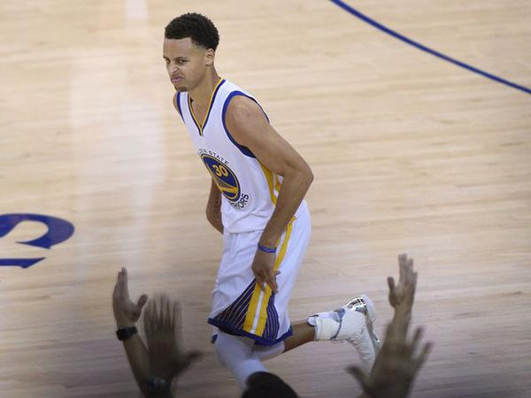 CHi3I6NWgAEd3oz Della Who?: Steph Curry Drops 37 In Game 5; Warriors Lead The Series (3-2) (Video)  