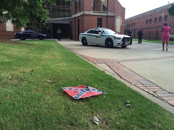 CLKn9x9W8AA_ANK Confederate Flags Were Placed Around The King Center & Ebenezer Baptist Church This Morning In Atlanta  