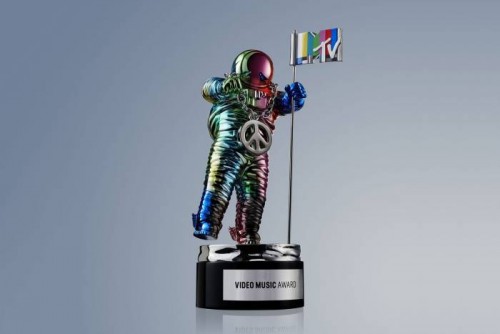 Jeremy_Scott_Moonman-500x334 Jeremy Scott Revamps The MTV Moonman  