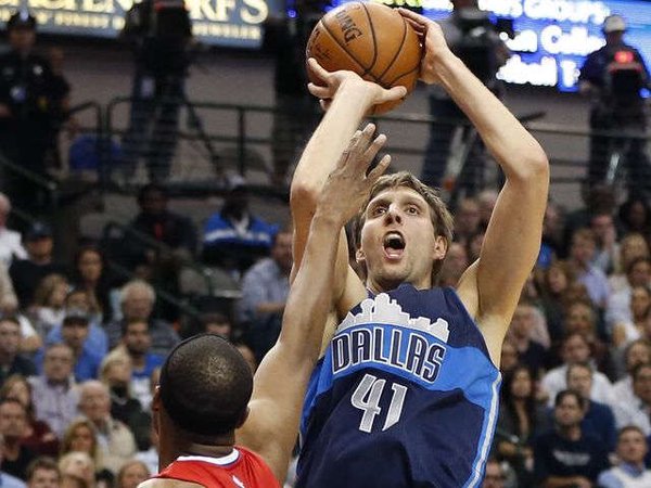 Dirk Nowitzki - Dallas Mavericks 2017-18 Panini Status #4