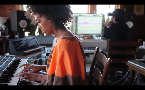 Screen-Shot-2016-10-10-at-7.23.24-AM-500x313 Solange "A Seat At The Table" Documentary (Video) + Tops Billboard Charts  