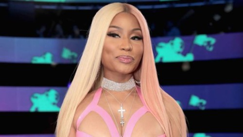 Nicki-Minaj-Says-She-Wrote-her-FEFE-Verse-in-15-Minutes-500x281 Nicki Minaj Seen With New Boo While On Vacation!  