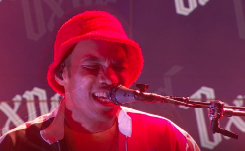 Screen-Shot-2018-12-07-at-12.22.57-PM-500x309 Anderson .Paak Performs "Anywhere" On The Daily Show (Video)  