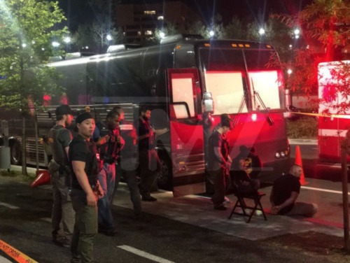 Screen-Shot-2019-04-25-at-1.11.22-PM-500x376 FBI Raid Tour Bus Outside Kodak Black’s Show in DC!  