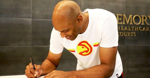 EE67O22X4AAP4zy-500x261 He's BACK: The Atlanta Hawks Have Re-Sign Vince Carter  