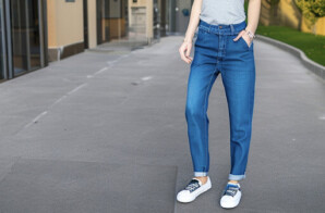 Style Guide to Pull-Off Baggy Jeans for Women in 2023