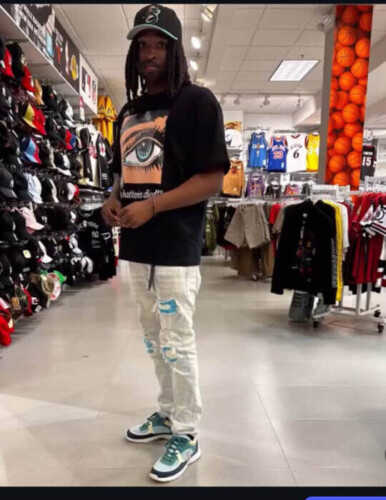 03C474C0-7C98-4EB7-8E5C-4AE494E39A01-1-386x500 From Brownsville to the Booth: An Interview with Rising Artist 2uece  