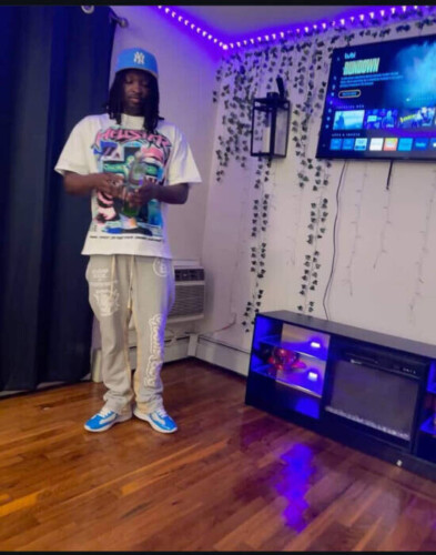 4375C309-890D-494D-910E-7BC175C3DA0F-1-393x500 From Brownsville to the Booth: An Interview with Rising Artist 2uece  