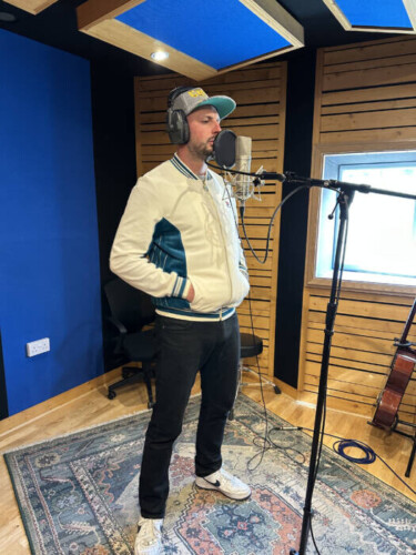 Tom-Donovan-1-375x500 Tom Donovan: A Rising Voice in Indie Hip-Hop You Shouldn’t Sleep On  