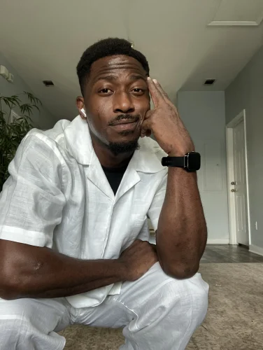 1CD82957-B186-48F5-9B6D-DAE3B8298D34-376x500 He 2quare Builds Momentum with Explosive Hip Hop and EDM Sound