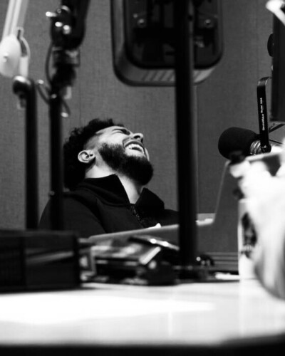 8AC13EF3-5B66-44AA-9790-84D91FEB5CB9-400x500 The Kool Kid Noah B Expands His Voice Beyond Radio with the Growing Success of Feature Friday and Intrusive Thoughts TV