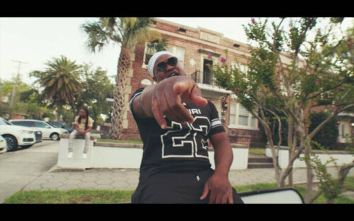 D196E55C-BBAC-4810-A9FF-611653CAD4A5-500x313 Yoboi L Builds His Musical Identity with New Single “Swanging”